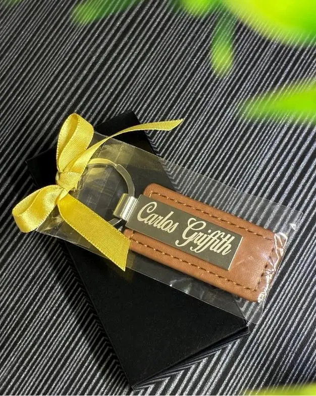 Llavero de cuero personalizado con placa metálica grabada