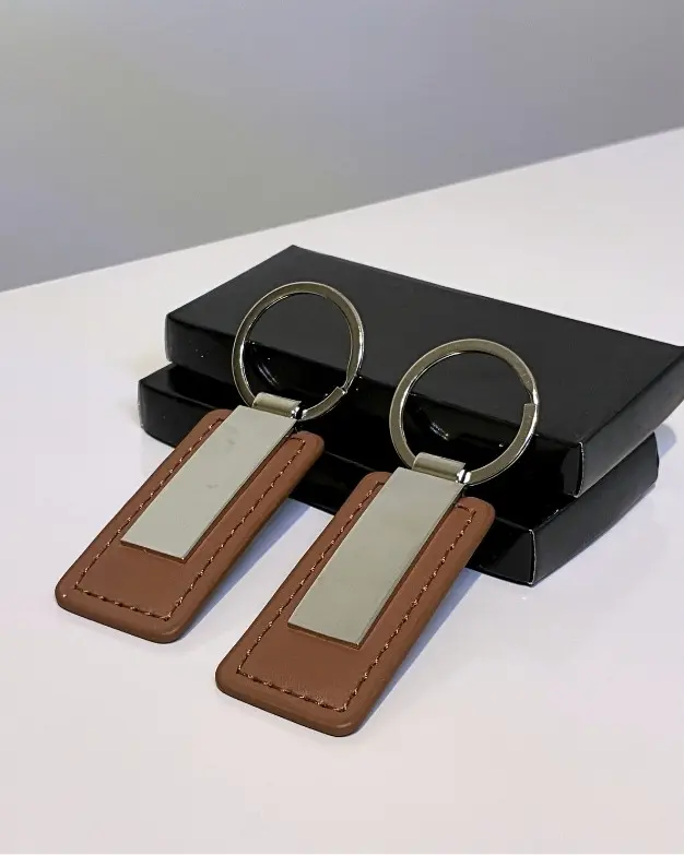 Detalle de llavero de cuero con placa metálica grabada a láser