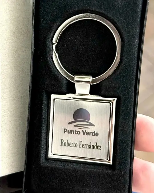 Llavero metálico personalizado con estuche de presentación y grabado láser